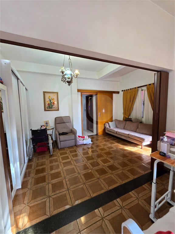 Sobrado à venda com 5 quartos, sendo 1 suíte, em Vila Bonilha, São Paulo, SP