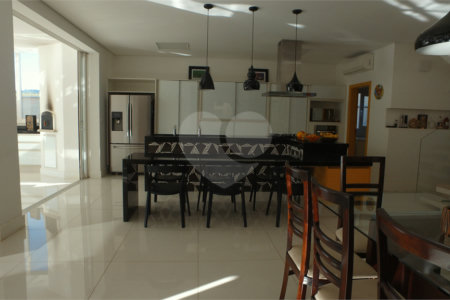 Casa à venda com 4 suítes no condomínio Figueira Gardn, Atibaia - SP
