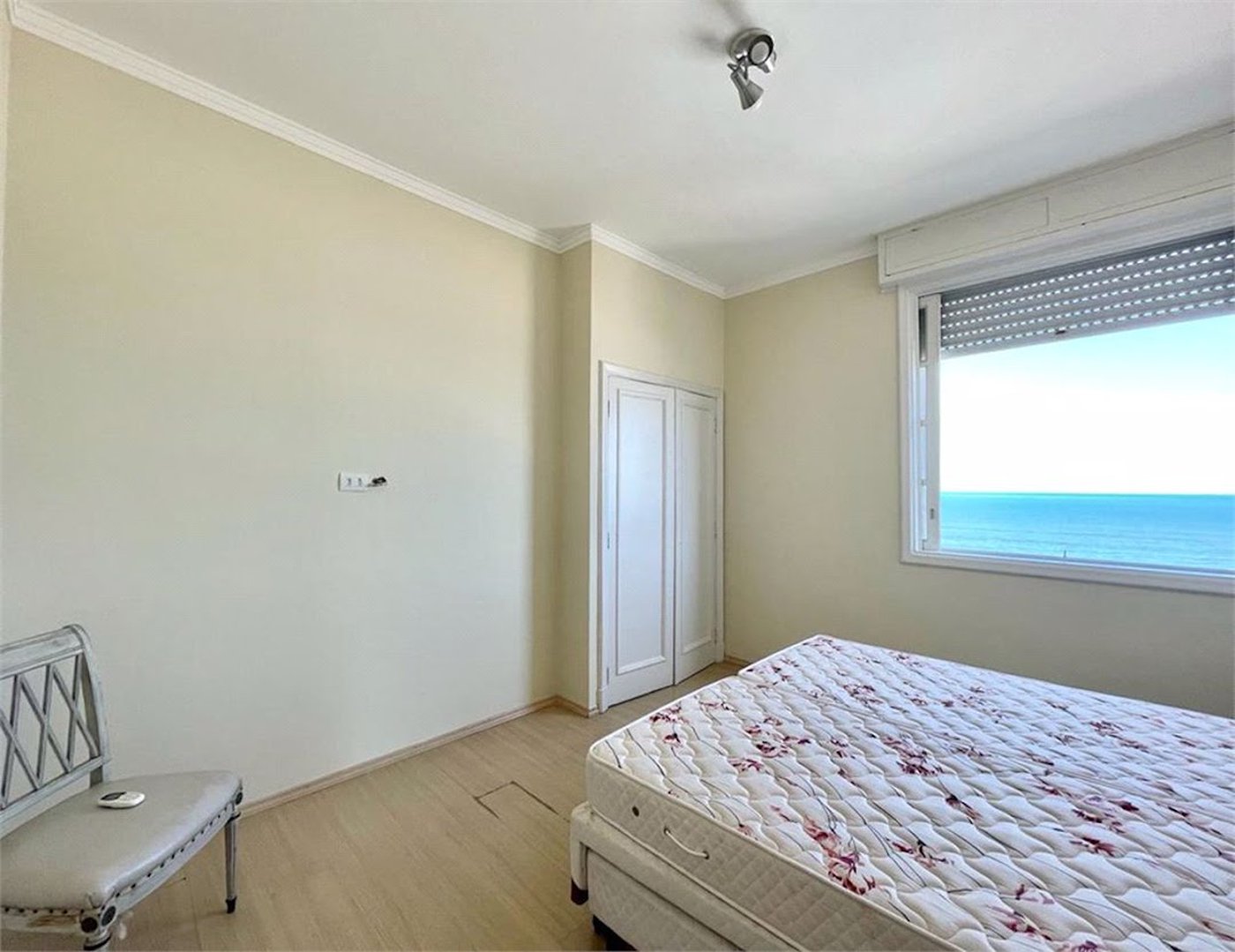 Apartamento Frente Mar com 4 Quartos para Venda ou Locação em Pitangueiras – Guarujá/SP