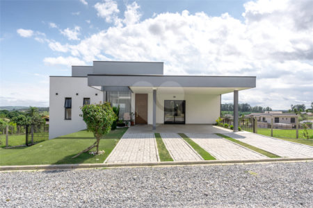 Casa à venda com 4 quartos, sendo 1 suíte, no condomínio Residencial Pinheiros do Lago, Alambari - SP