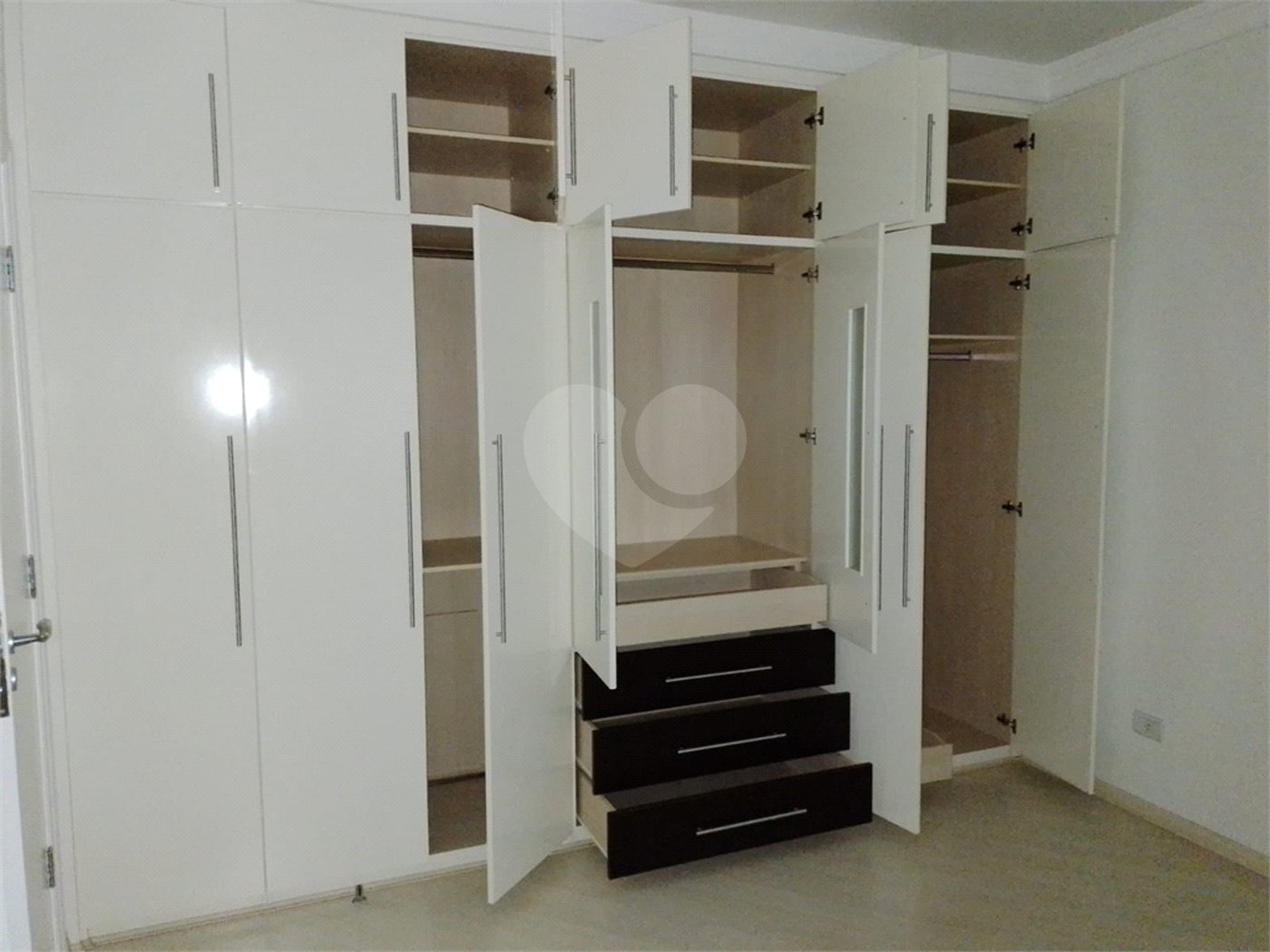 Casa à venda com 4 quartos, sendo 2 suítes,  em Vila Santista, Atibaia, SP