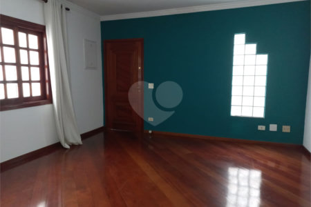 Sobrado à venda com 4 quartos, sendo 3 suítes, em Cidade São Francisco, São Paulo, SP