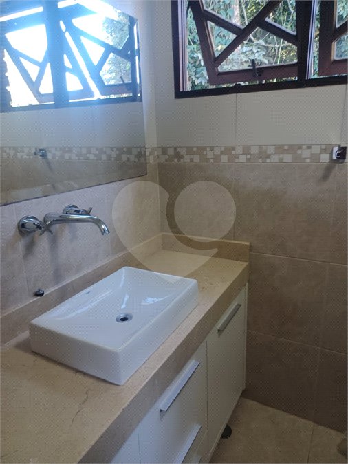 Casa à venda ou para alugar com 3 quartos, sendo 1 suíte, no condomínio Parque Suiça, Caieiras - SP