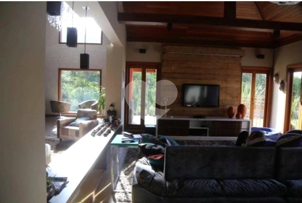 Casa à venda com 4 suítes no condomínio Suíça da Cantareira, Mairiporã - SP