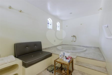 Casa à venda com 4 quartos, sendo 3 suítes, em Cidade Jardim, São Paulo, SP