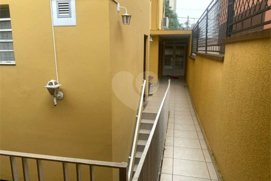 Sobrado à venda com 150 metros de área util e possui 3 dormitórios, sendo 1 suíte.