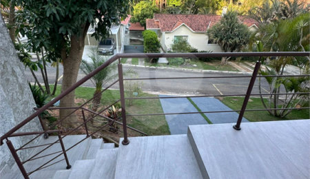 Casa à venda com 4 quartos, sendo 1 suíte,  no condomínio Jardim das Acácias, Cotia - SP