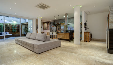 Casa à venda com 4 suítes no condomínio Ville de France, São Paulo - SP