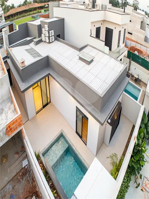 Indaiatuba - Condominio Sapezal - R$ 2.400.000,00 - Área Total 360,00 m² - Área Construída 213,32 m² - TÉRREA - 03 suítes sendo a master com closet; - Escritório; Lavabo; Cozinha com cooktop e planejados; Gourmet com churrasqueira; Ambientes preparados para ar condicionado; Piscina com cascata,