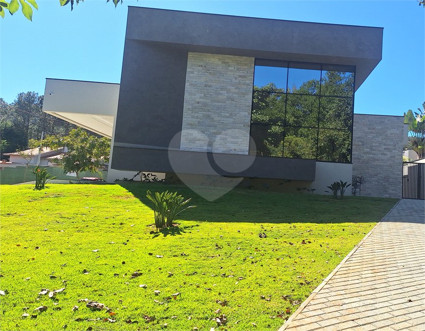Casa a venda com 04 suítes área gourmet e 6 vagas para autos em condominio fechado Atibaia