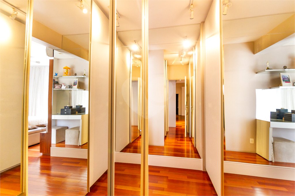Apartamento de Alto Padrão no Campo Belo para venda com porteira fechada, com 4 dormitórios suítes e 4 vagas com lazer de club.