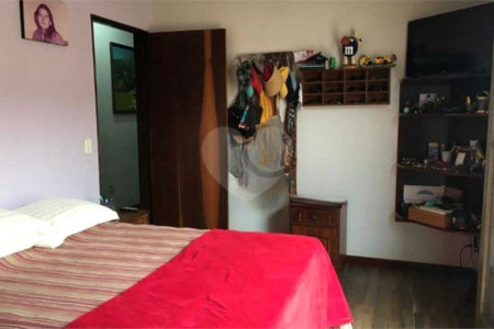 Casa térrea com 3 dormitórios, sendo 2 suítes.