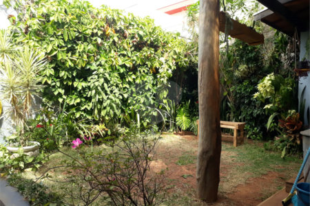 Sobrado com quintal amplo e arborizado a venda