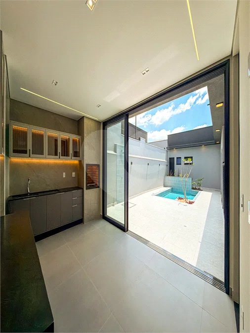 Casa Térrea Evidências - Indaiatuba/SP - R$ 1.950.000,00 - Área Total 307,33 m² - Área Construída 201,90 m² - TÉRREA - 03 suítes sendo a master com closet; Escritório; Lavabo; Cozinha com cooktop, forno, micro-ondas e coifa; Móveis planejados na hall de entrada, sala, escritório, cozinha, gourmet, s