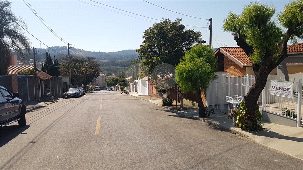 Casa à venda com 3 quartos, sendo 1 suíte,  no Centro, Vinhedo, SP