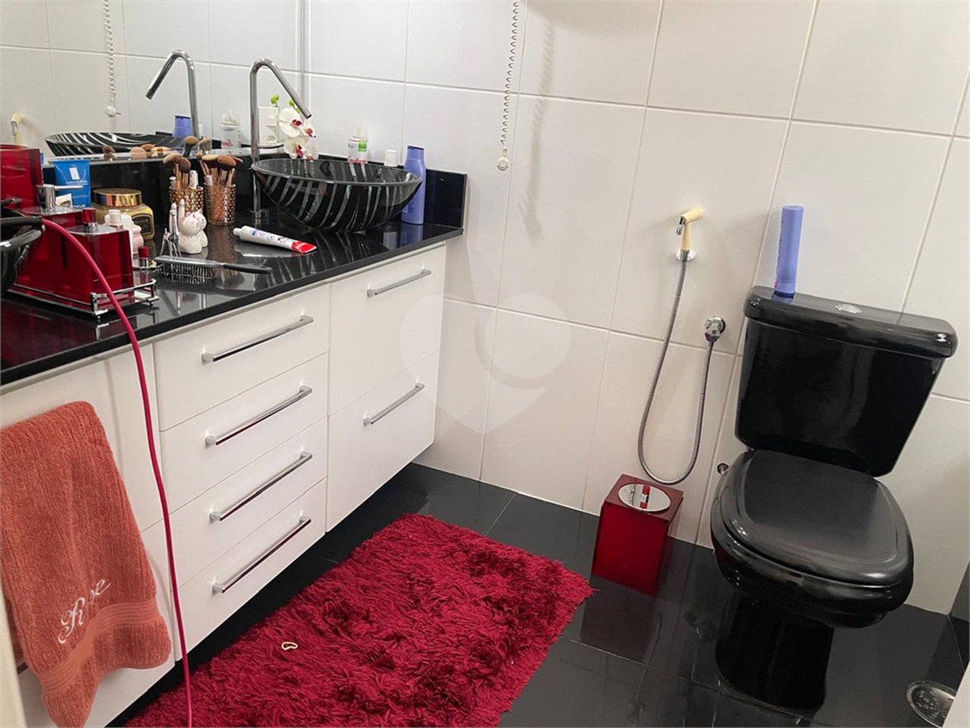 Casa à venda com 4 quartos, sendo 2 suítes,  no condomínio Village Place, São Paulo - SP
