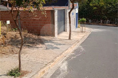 Terreno plano contendo 160,00 m² .