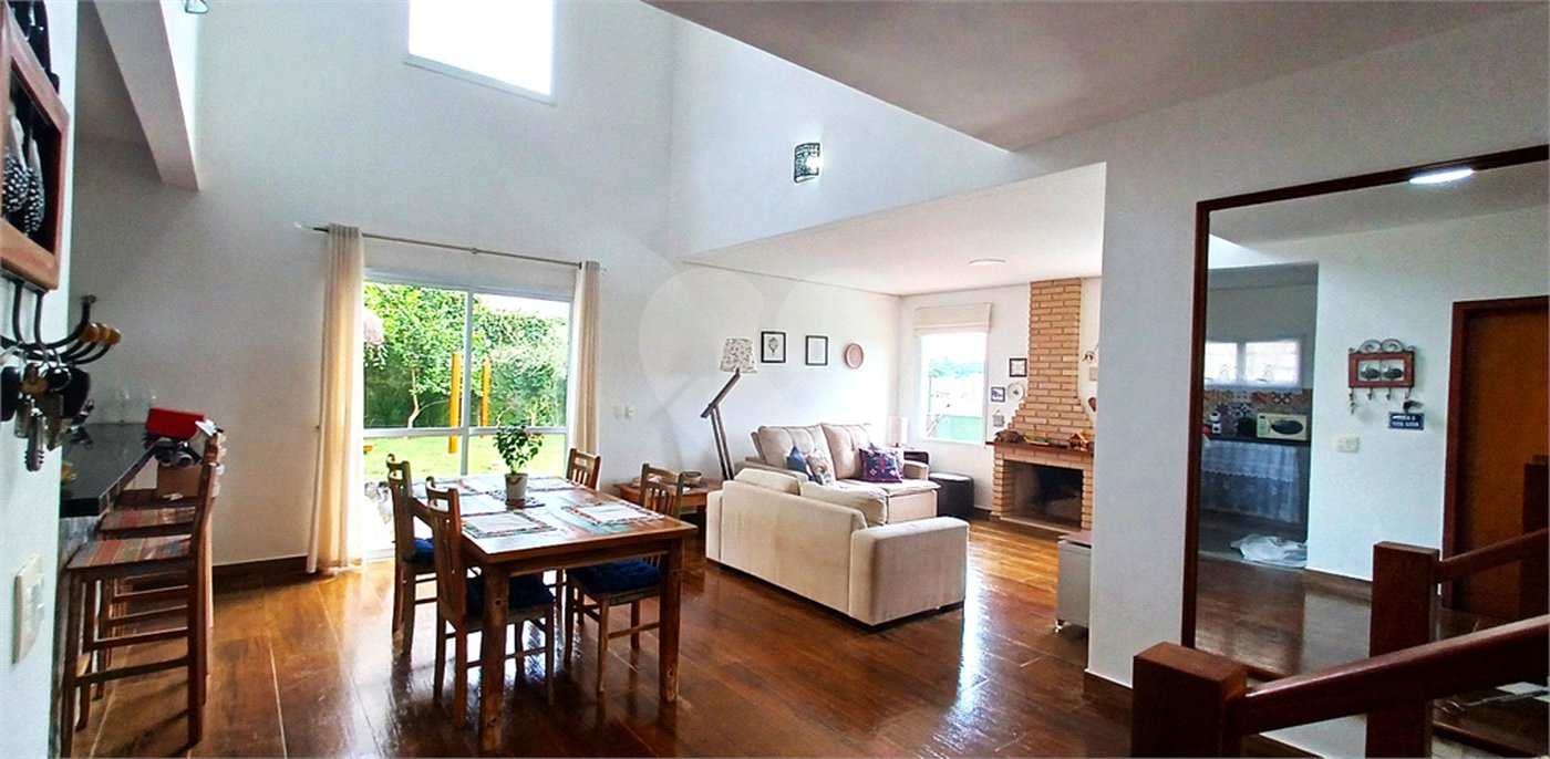 Casa à venda com 3 quartos, sendo 2 suítes, no condomínio Altos de São Roque, São Roque - SP