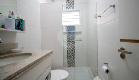 Sobrado à venda com 4 quartos, sendo 3 suítes,  no Centro, São Roque, SP