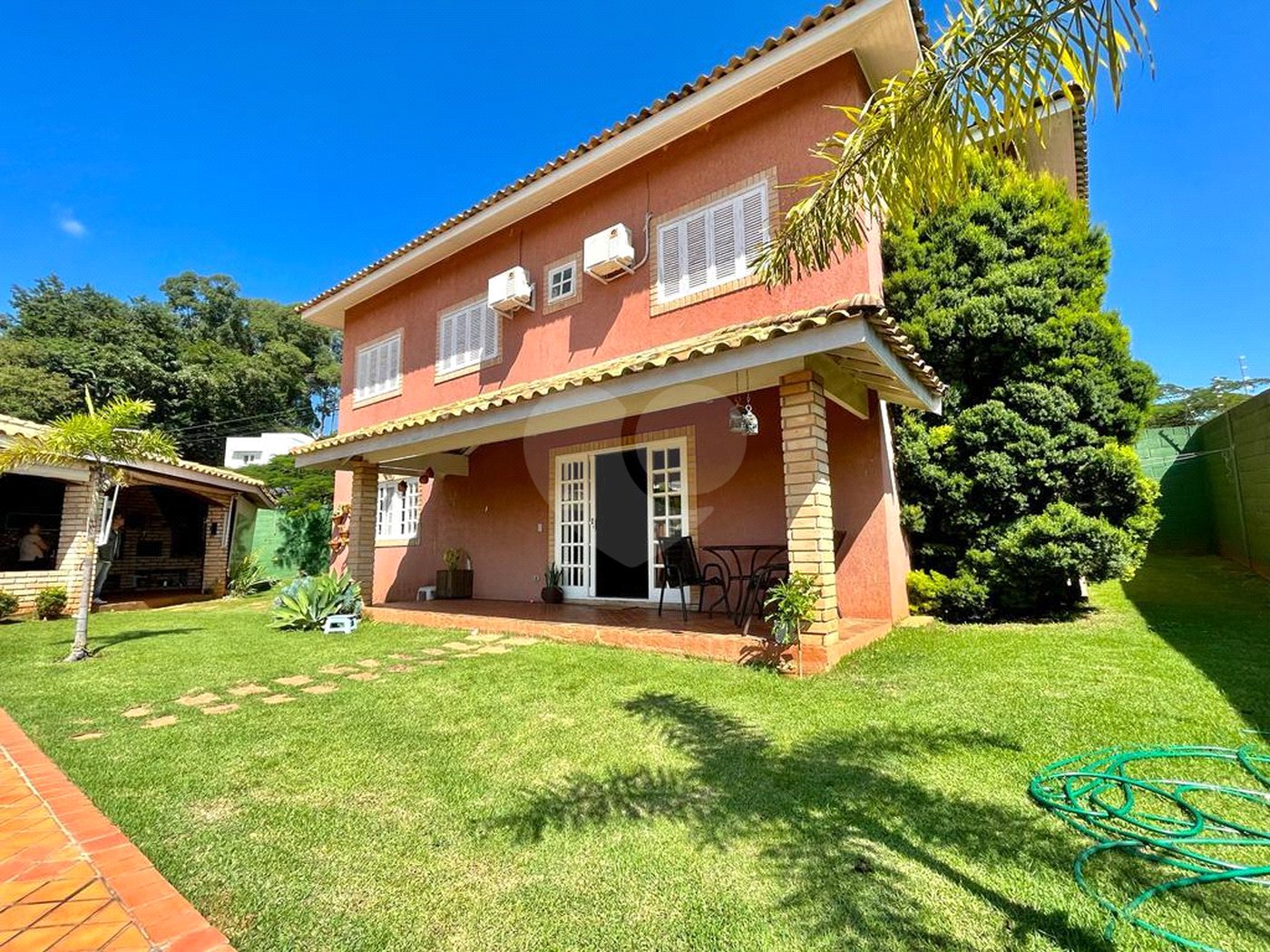 Casa à venda com 5 quartos, sendo 3 suítes, no condomínio Santa Teresa 1, Vinhedo - SP