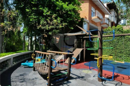 Casa à venda com 4 quartos, sendo 2 suítes, no condomínio Vila das Flores, São Paulo - SP