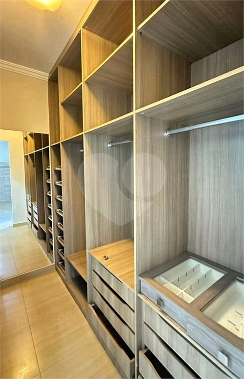 Indaiatuba- Villagio de Itaici- Venda - terreno 150,00 ms - construida 144, 15 ms - 3 dorms, 1 suite, sala, cozinha, wc - R$ 999.900,00 -Área de lazer conta com: Salão de festas - Piscina - Clube - Playground - Academia completamento bancário. Imóvel locado em setembro 2024, venda para investidor,