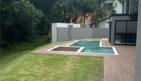 Casa à venda com 4 suítes no condomínio Figueira Garden, Atibaia - SP