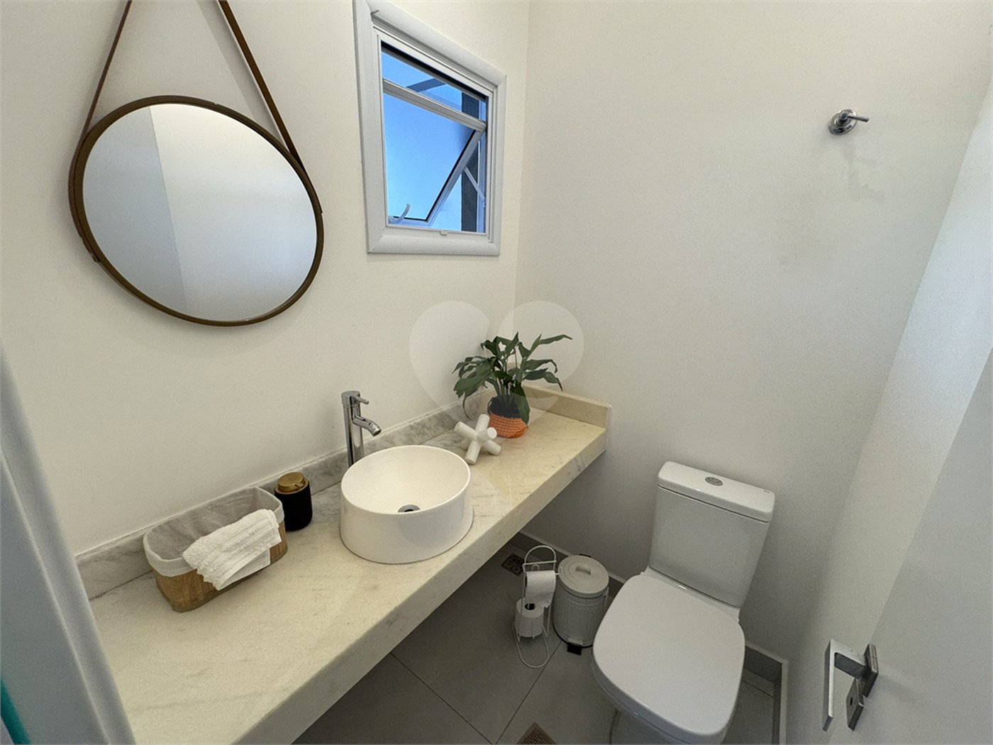 Casa à venda com 3 quartos, sendo 1 suíte, no condomínio Jardim Guarujá, Salto - SP