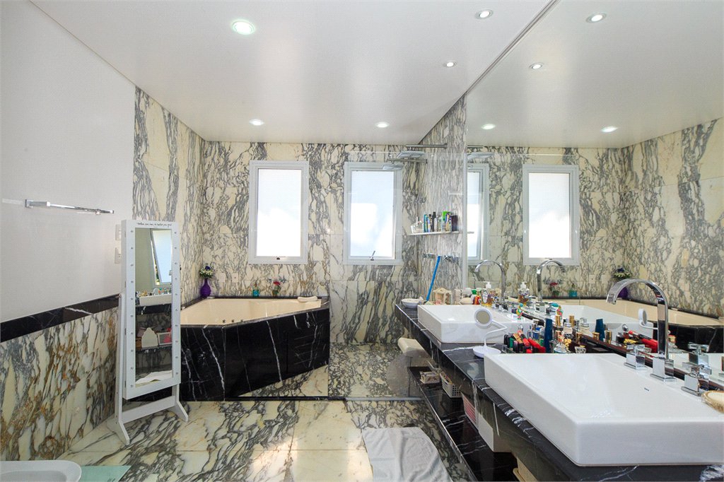 Casa à venda com 4 suítes no condomínio Vila Alba, São Paulo - SP