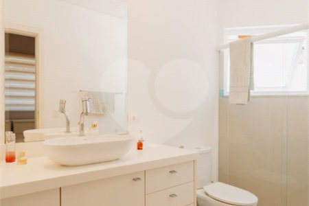 Casa à venda com 5 quartos, sendo 4 suítes, no condomínio Figueira Garden, Atibaia - SP