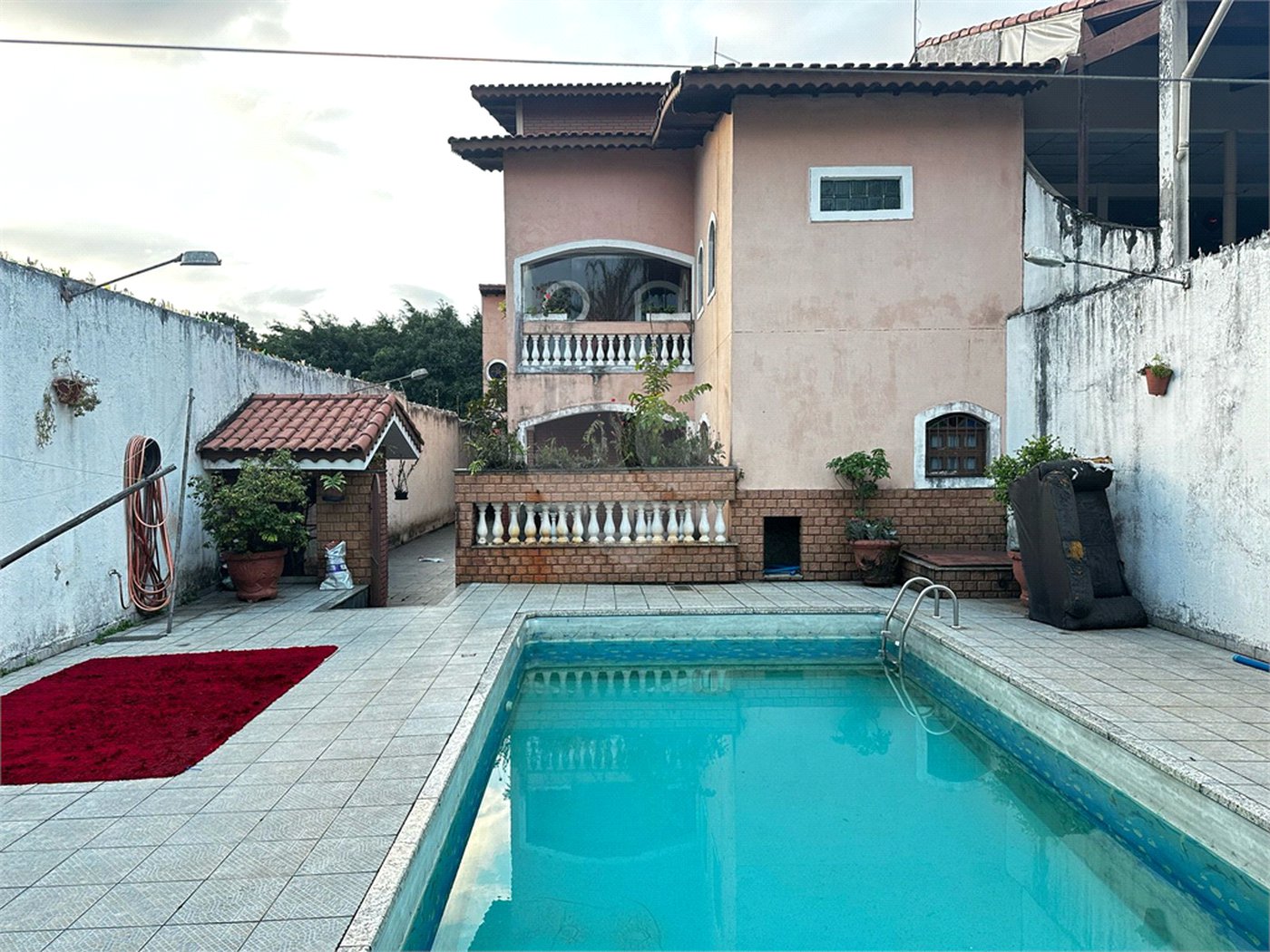 Sobrado à venda com 4 quartos, sendo 2 suítes, em Vila Júlia, Poá, SP