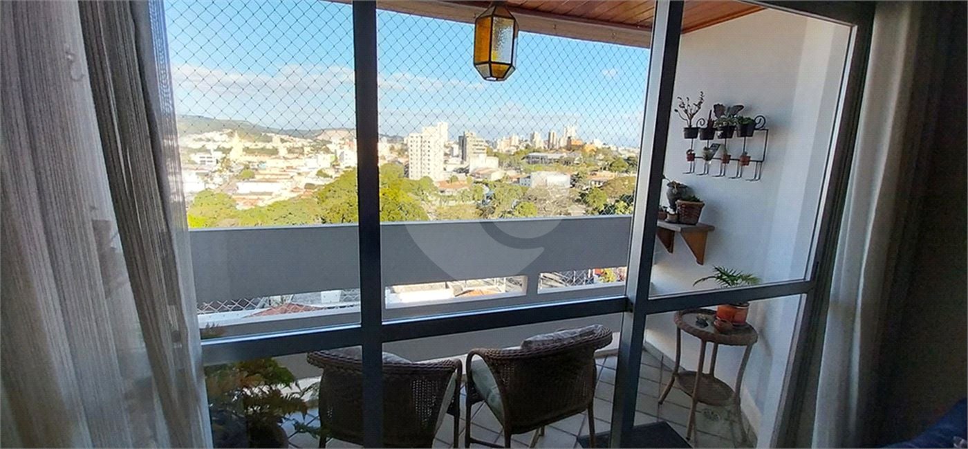 Cobertura à venda com 4 quartos, sendo 2 suítes,  em Vila Embaré, Valinhos, SP
