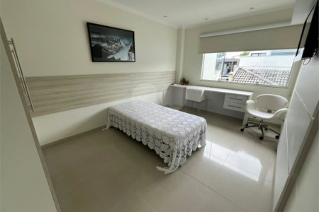 Casa à venda com 3 quartos, sendo 1 suíte, no condomínio Golden Village, Rio de Janeiro - RJ