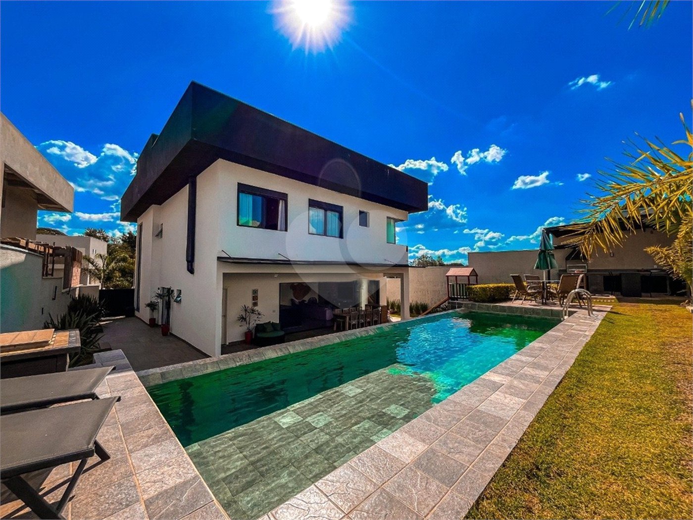 Casa à venda com 4 quartos, sendo 3 suítes,  no condomínio Vintage, Cotia - SP