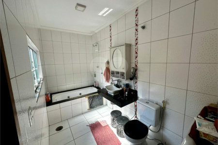 Casa com Piscina e Churrasqueira | 2 Suítes | Edícula | 3 Vagas | 275m²