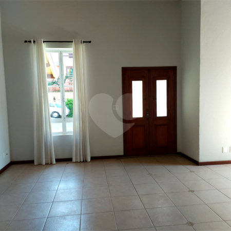 Casa charmosa e elegante localizada no deslumbrante Condomínio Villagio Capriccio Louveira SP