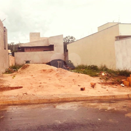 Terreno com 160,00 m² de área total.