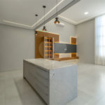 Indaiatuba - SP - Condominio Dona Lucilla - Valor R$2.295.000,00 - 3 suítes + escritório + lavabo - Terreno: 300m2 - Construção: 188m2 - Diferenciais - Móveis planejados no escritório, sala de TV, lavabo, cozinha, área gourmet, lavanderia, banheiros e closet - Ar condicionado em todos os ambie