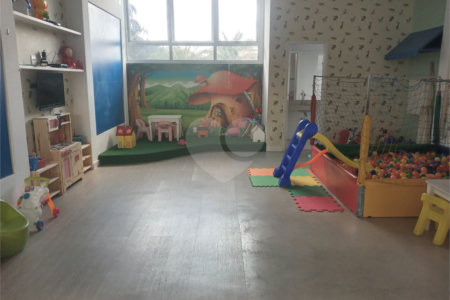 Apartamento 3 dormitórios, região do Campo Belo. Condomínio com laser completo.