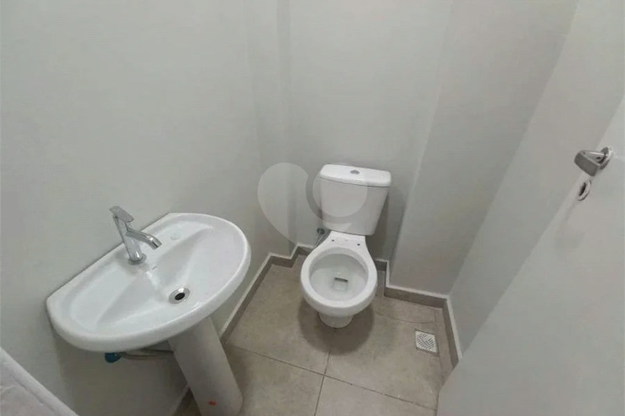 Ótima sala para escritório com 37 m², possui 2 ambientes.