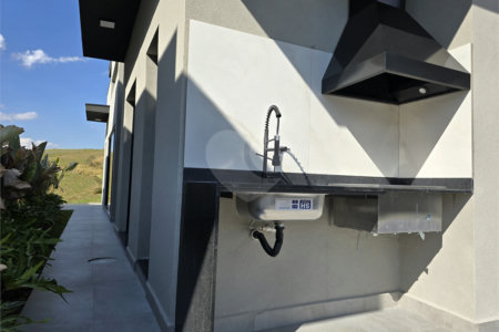 Maravilhosa Casa térrea em condomínio fechado no Portal Lamis, com 3 suítes, piscina privativa e persianas elétricas em excelente condomínio com salão de festas, piscina, quadras de tênis, beach tênis e campo de futebol. Vista cinematográfica da Pedra Grande.