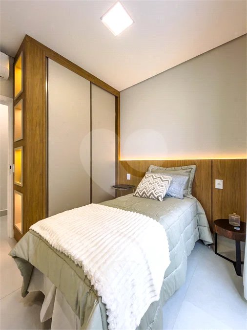 Casa Térrea – Condomínio Maria Cândida - 300 m² de terreno - 212 m² de área construída - 4 vagas de garagem, sendo 2 cobertas - Sala de jantar e estar integradas, com pé-direito duplo e cortina - 3 suítes com ar-condicionado, sendo 1 master com closet – planejado – Roupeiro – Escritório - Cozinha