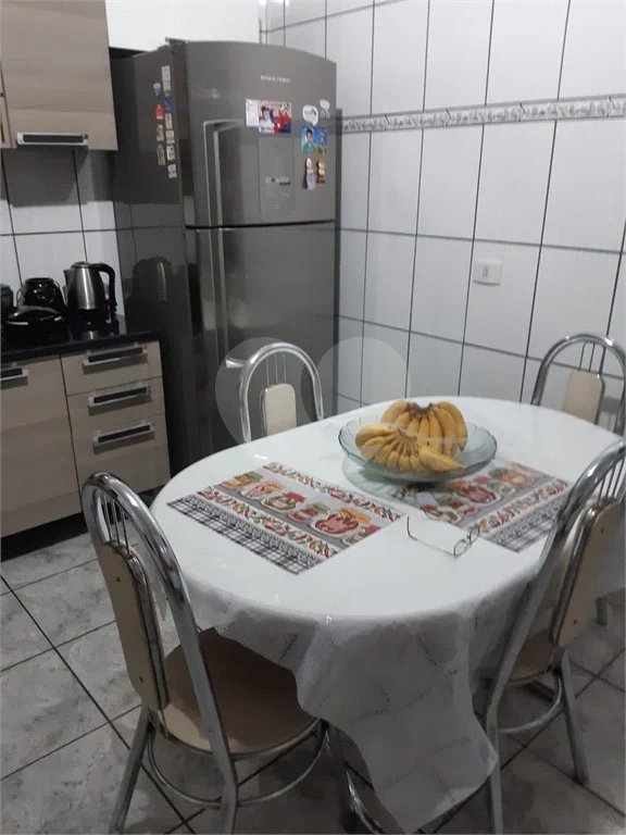 Casa com 250m², 4 dormitórios, 2 vagas.