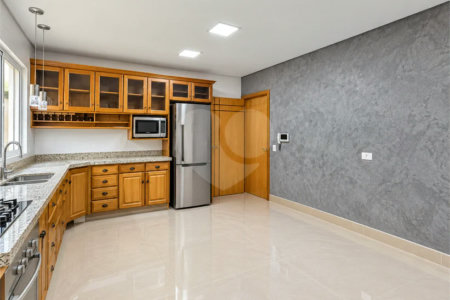 Sobrado geminado com 185 m², 3 suítes, closet, 4 vagas, área gourmet, sótão, energia solar, aquecimento de água e sistema completo de segurança.