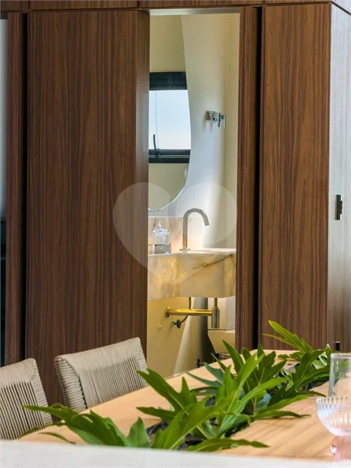 Indaiatuba - Condominio Villa Sapezal - 318 m² de Terreno - 230 m² de Área Construída - 3 suítes, sendo 1 Master com closet planejado - Sala de TV - Sala de estar integrada à Sala de jantar - Cozinha com móveis planejados - Despensa - Escritório planejado - Lavabo - Piscina com preparação para aquec