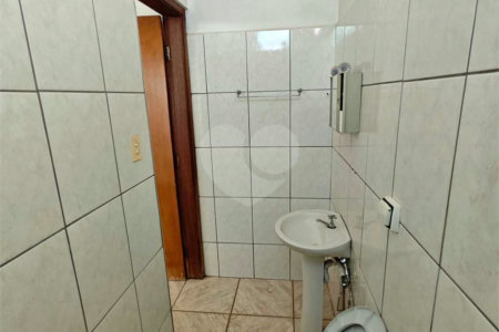 ?Oportunidade Única em São Carlos: Salão Comercial + Casa Independente nos Fundos – Ideal para Investidores!