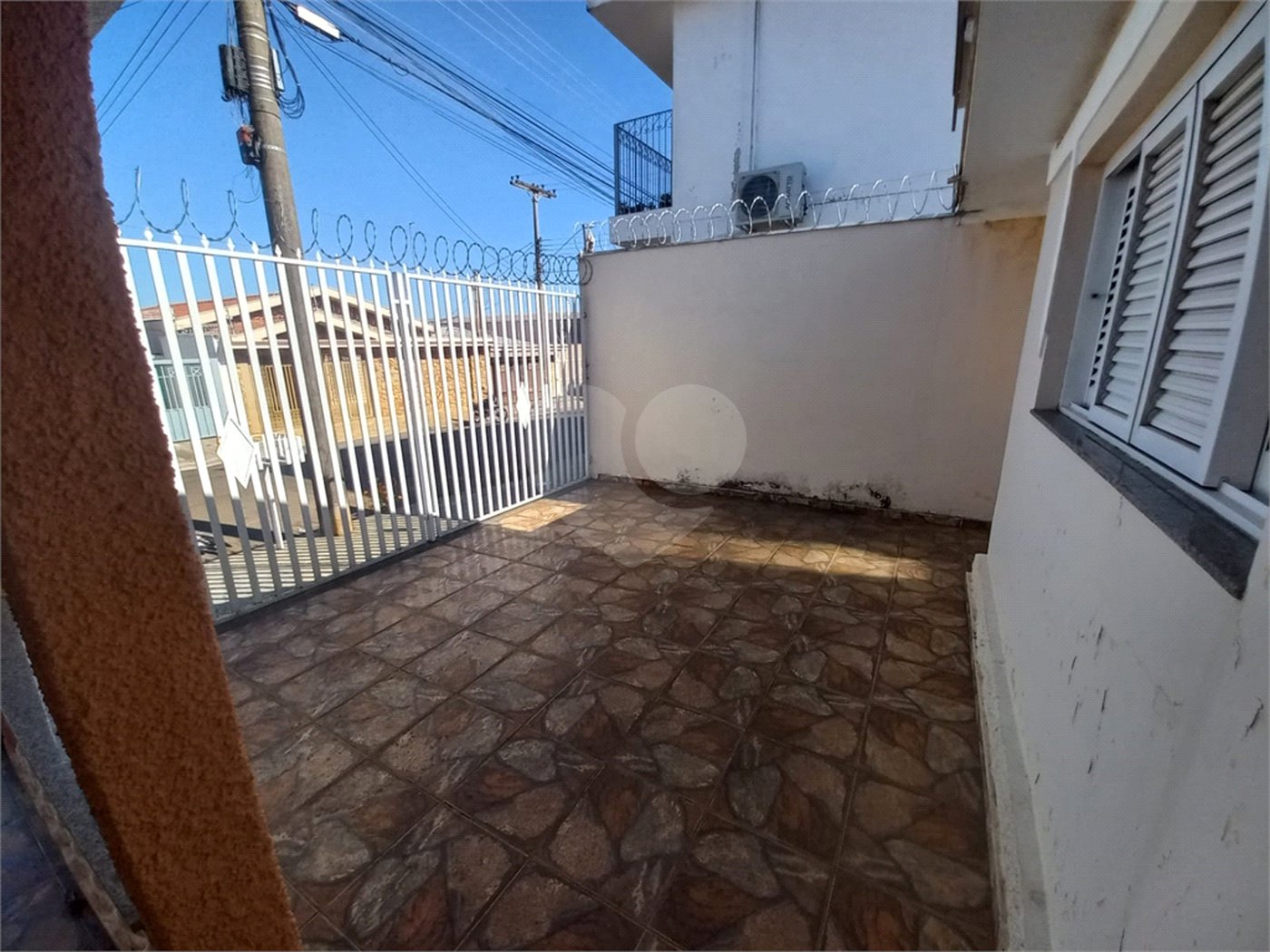 Casa térrea com 2 dormitórios.