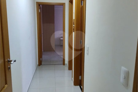 Apartamento em Atibaia com 2 dormitórios (1 suíte), 2 vagas de garagem, elevador, salão de festas, excelente localização