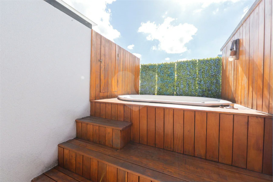 Casa em Condomínio | 98,40 m² | 2 Suítes | Rooftop com Jacuzzi | 2 Vagas | Porteira Fechada