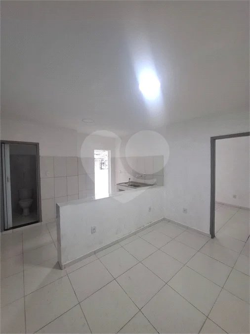 SOBRADO TIPO APARTAMENTO COM 1 QUARTO PARA LOCAÇÃO 38m² - SANTÍSSIMO